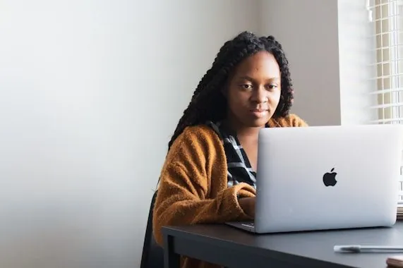 Professionnelle préparant une certification sur son ordinateur portable