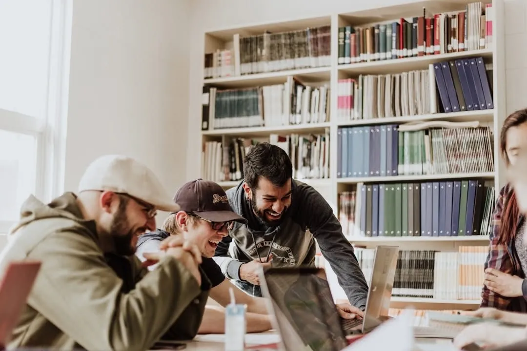 Participants travaillant ensemble sur un ordinateur lors d’un atelier pratique